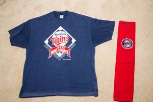 lot 118 image: Vintage Minnesota Twins 1987 World Champs T-Shirt & Golf Towel