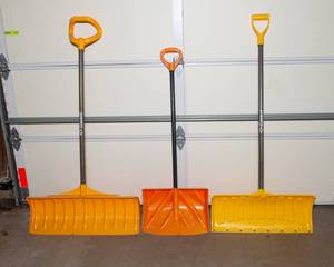 lot 153 image: Winter Shovels