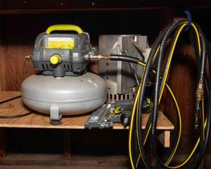 lot 148 image: Craftsman Evolv Air Compressor & Brad Nailer  Untested