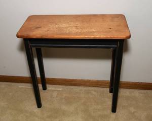 lot 187 image: Small Side Table