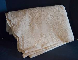 lot 126 image: Light Yellow Cotton Coverlet - Twin