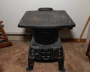 lot 5 image: Montgomery Ward & Co. Cast Iron Coal-Fired Stove  Model 84AJ-5200A