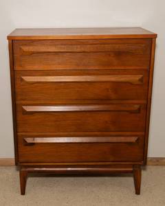 lot 1 image: Mid-Century Modern Wood Chest of Drawers