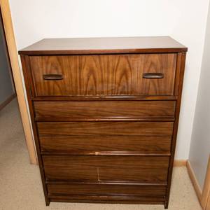 lot 207 image: Mid-Century Bassett Furniture Chest of Drawers