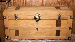 lot 176 image: Vintage Oak Steamer Trunk with Key