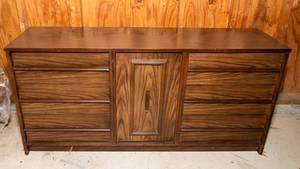 lot 3 image: Vintage Mid-Century Modern Bassett Furniture Dresser