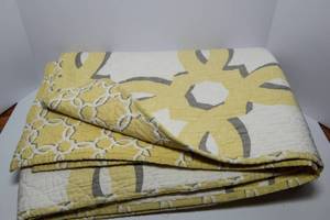 lot 211 image: Yellow Cotton Quilt - FullQueen
