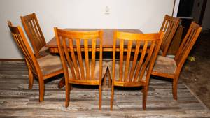 lot 232 image: Wood Dining Table with 6 Upholstered Chairs