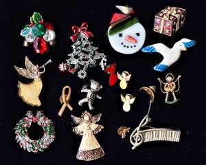 lot 127 image: Set of 17 Assorted BroochesPins  Variety of Styles