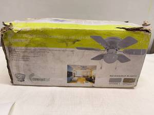 lot 17 image: MM. Comfortair 30 Hugger Mount Ceiling Fan