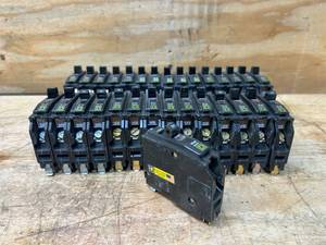 lot 10 image: Circuit Breaker, 15A, 1P, 10Ka, 120Vac lot of 30
