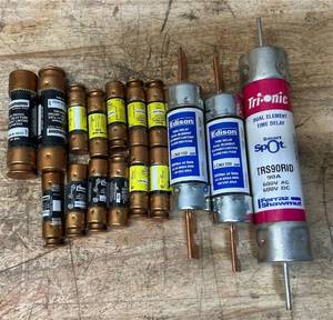 lot 12 image: Fuse lot of 16