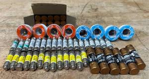 lot 13 image: Fuse lot of 55