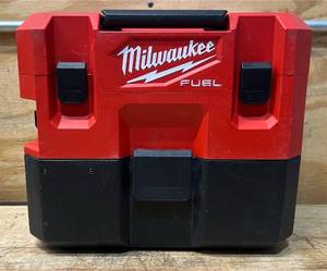 lot 41 image: Milwaukee 1.6 Gal (6.1 L) WetDry Vacuum