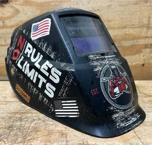 lot 81 image: Lincoln Eletric Welding Helmet