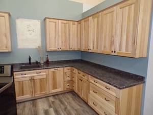 lot 14 image: Light Brown Kitchen