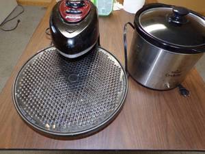 lot 108 image: Presto Pizza Oven and Rival Crockpot