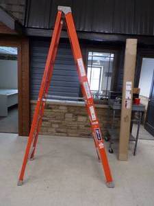 lot 246 image: 8 Fiberglass Step Ladder