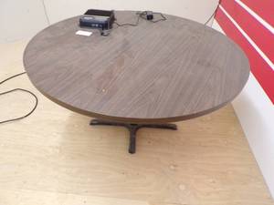 lot 262 image: Round Table