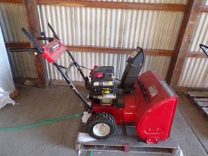 lot 302 image: Yard Machine 24 Snowblower 208cc