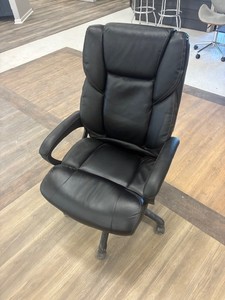 lot 76 image: Black Office Chair