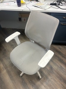 lot 77 image: White office Chair