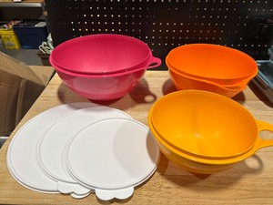 lot 29 image: Tupperware Set