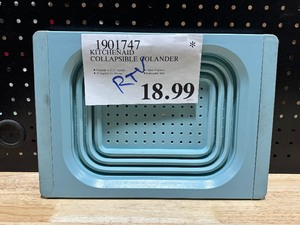 lot 39 image: Collapsible Colander Display Item