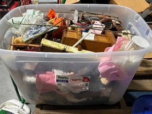 lot 25 image: Assorted Collectible Items