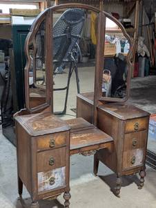 Vintage VanityMake Up Dresser with Mirror
