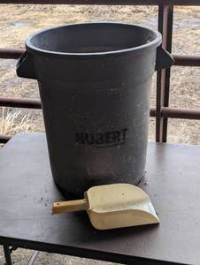 30 Gallon Brute Can With Large Poly Scoop