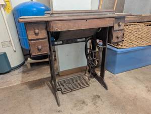 Vintage Singer Sawing Machine with Cabinet