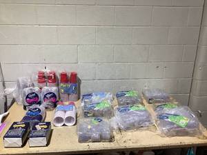 LOT OF 17 Plasticware