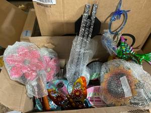 lot 320 image: BOX OF Mixed Garden Decor