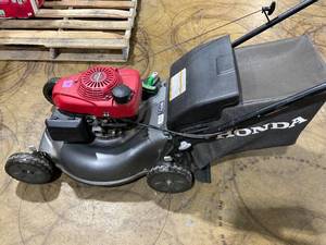 lot 39 image: Honda 21 in. 3-in-1 Variable Speed Gas Walk Behind Self Propelled Lawn Mower with Auto Choke (Used, Needs A Tune Up Has Compression)