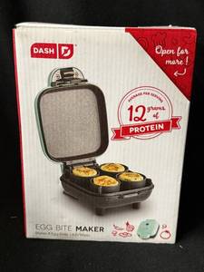lot 7 image: Dash Egg Bite Maker - 4 Egg Bites, 420W, Mint Green