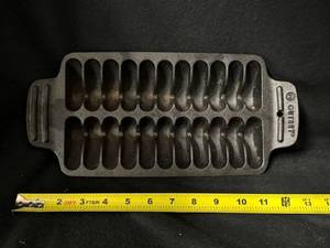 lot 9 image: Cast Iron Ridged Grill Pan with Handles - 11-Inch Long