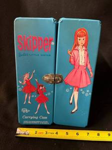lot 17 image: Skipper Carrying Case - Barbies Little Sister Vintage Teal Metal Box