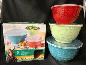 lot 56 image: The Pioneer Woman - 6-Piece Melamine Serving Bowls Set with Lids