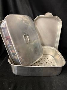 lot 114 image: Wear-Ever No 918 Roaster with Trivet &  Lid - Aluminum, Made in USA - 7 14 x 12 12 x 7 38 in
