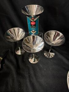 lot 123 image: Set of 4 Stainless Steel Martini Glasses - Cocktail Coupes with Polished Finish