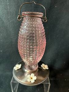 lot 174 image: Pink Hobnail Hummingbird Feeder