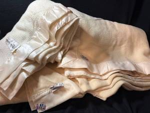 lot 188 image: Faribo Ivory Bed Linens Set with Satin Trim