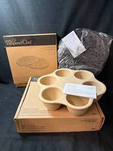 lot 192 image: Pampered Chef 1373 Single Serving Pan & Microwave Chip Maker - 2-Piece Set