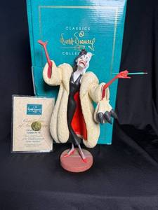 lot 212 image: Cruella de Vil Figurine - Walt Disney Collectors Society 1995 Animators Choice