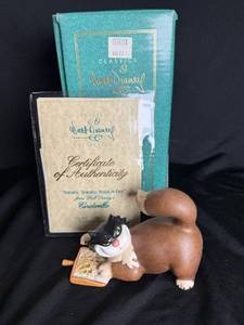 lot 219 image: Walt Disney Classics Collection Cinderella Figurine with Certificate of Authenticity (Thailand)