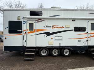 2006 CrossRoads Cross Terrain Toy Hauler 5th Wheel – Triple Axle – Generator – 2 Slide Outs
