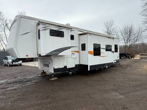 2006 CrossRoads Cross Terrain Toy Hauler 5th Wheel – Triple Axle – Generator – 2 Slide Outs