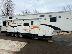 2006 CrossRoads Cross Terrain Toy Hauler 5th Wheel – Triple Axle – Generator – 2 Slide Outs