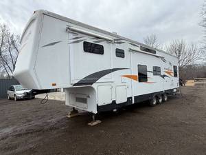 2006 CrossRoads Cross Terrain Toy Hauler 5th Wheel – Triple Axle – Generator – 2 Slide Outs